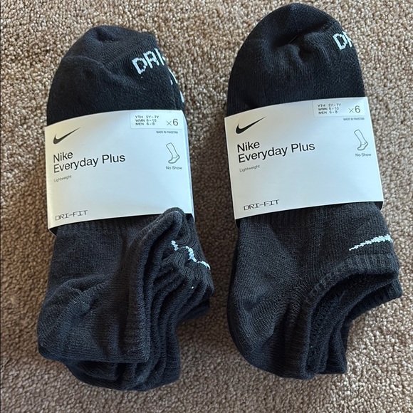 Nike Accessories - Nike pack of 12 no show socks medium new
